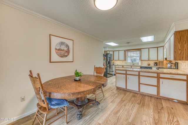 305 Overbrook Dr, Bristol, TN 37620 - dining space featuring ornamental molding, a textured ceiling, light wood finished floors, and baseboards