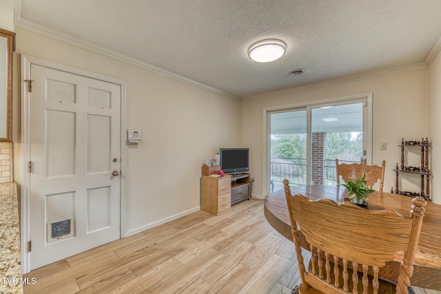 305 Overbrook Dr, Bristol, TN 37620 - dining area featuring baseboards, ornamental molding, visible vents, a textured ceiling, and light wood-type flooring