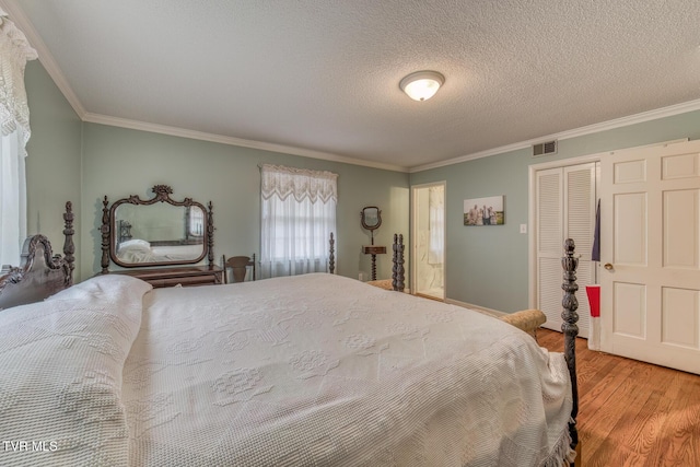 305 Overbrook Dr, Bristol, TN 37620 - bedroom with visible vents, crown molding, wood finished floors, and a closet