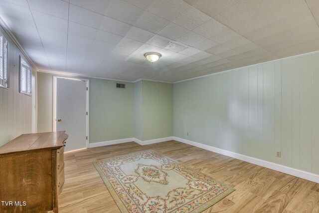 305 Overbrook Dr, Bristol, TN 37620 - unfurnished room featuring crown molding, visible vents, baseboards, and light wood finished floors