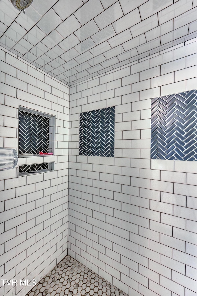 305 Overbrook Dr, Bristol, TN 37620 - bathroom featuring tiled shower