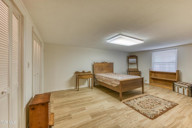 305 Overbrook Dr, Bristol, TN 37620 - bedroom with a textured ceiling, light wood-style floors, and baseboards