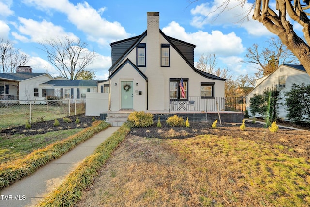 view of front of house featuring a front yard