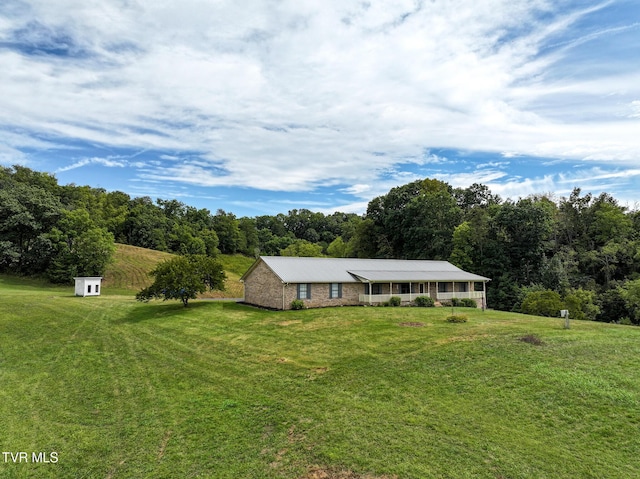 ranch-style home featuring a front yard