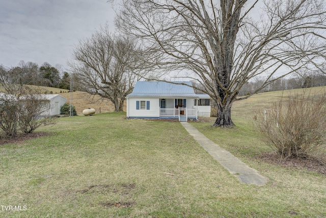 view of front of house with covered porch and a front lawn