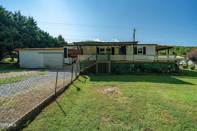 view of front of home featuring fence, driveway, and a front yard