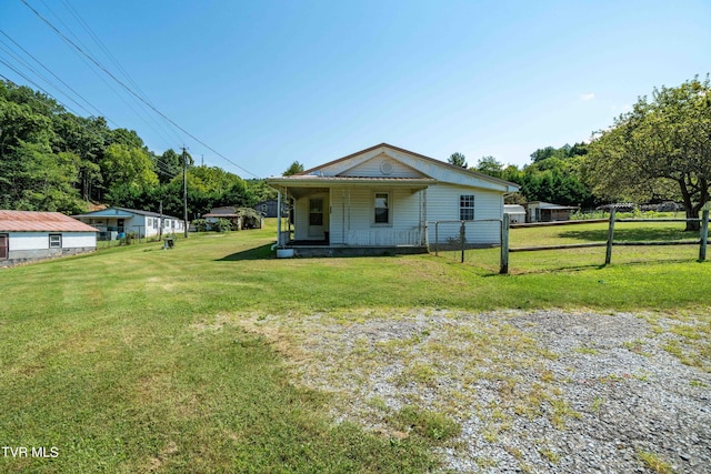 view of front of property featuring fence and a front lawn