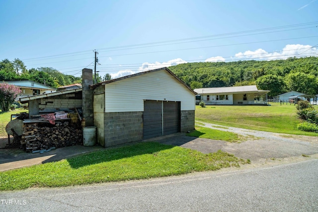 detached garage featuring driveway