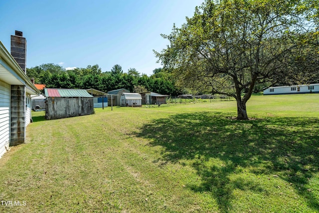 view of yard featuring an outdoor structure