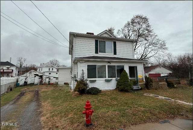 view of front of home featuring a front lawn and fence