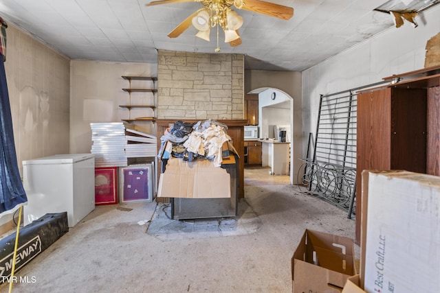 misc room with arched walkways and ceiling fan