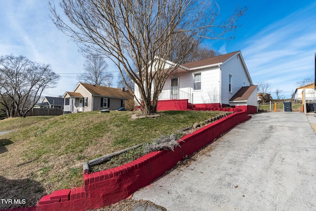 204 Johnston Ave, Bristol, TN 37620 - view of front of property with driveway, a front yard, and fence