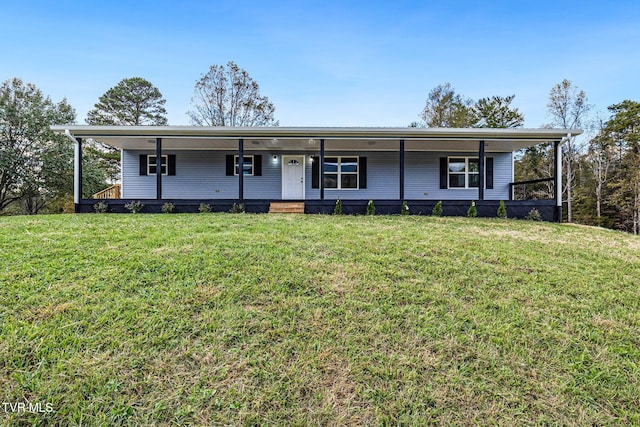 view of front of property featuring a front yard