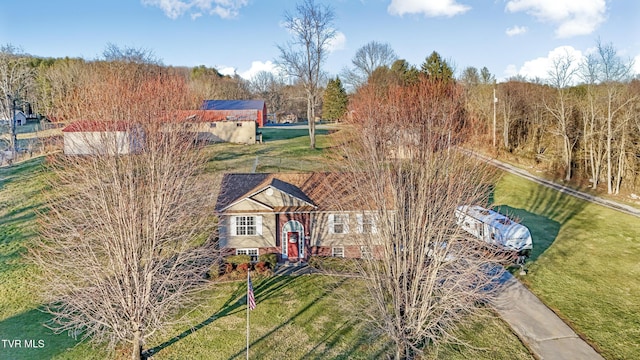 view of front of property featuring a front lawn