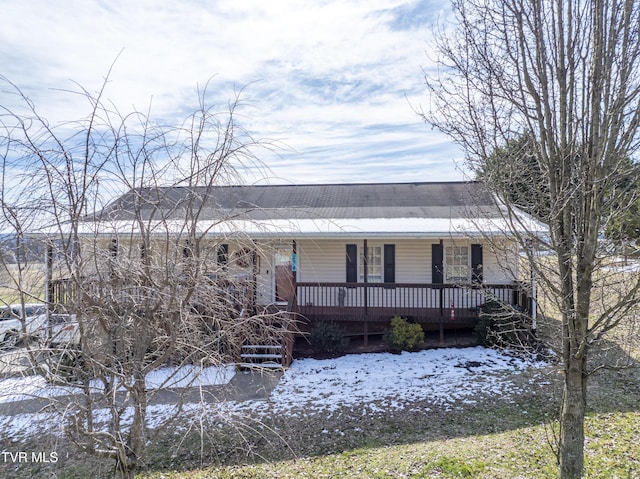 view of front of property featuring a porch