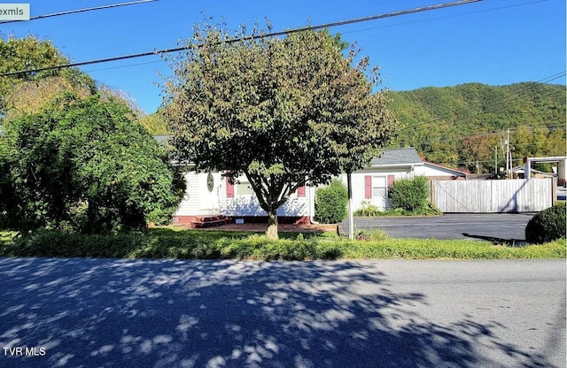 view of front of property featuring fence