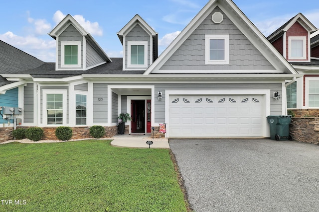 view of front facade featuring aphalt driveway and a front lawn