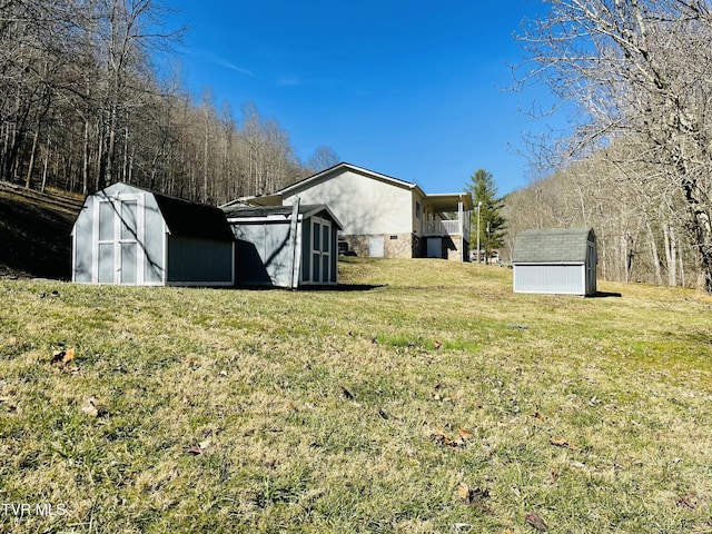 view of yard featuring a storage unit and an outdoor structure