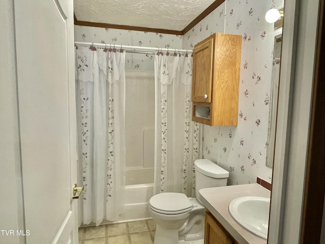 full bathroom with shower / bathtub combination with curtain, toilet, a textured ceiling, vanity, and wallpapered walls