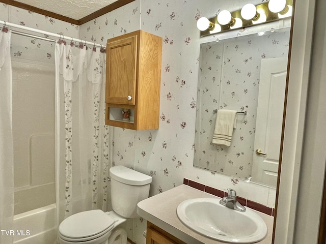 full bathroom featuring a textured ceiling, toilet, shower / tub combo, vanity, and wallpapered walls