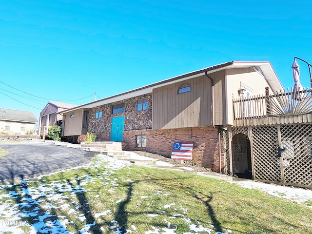 view of front of property with a front lawn and brick siding