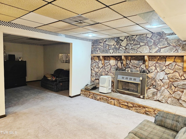 living area featuring carpet floors, a drop ceiling, visible vents, and baseboards