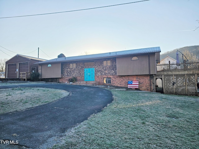 view of front of home featuring a front lawn and brick siding