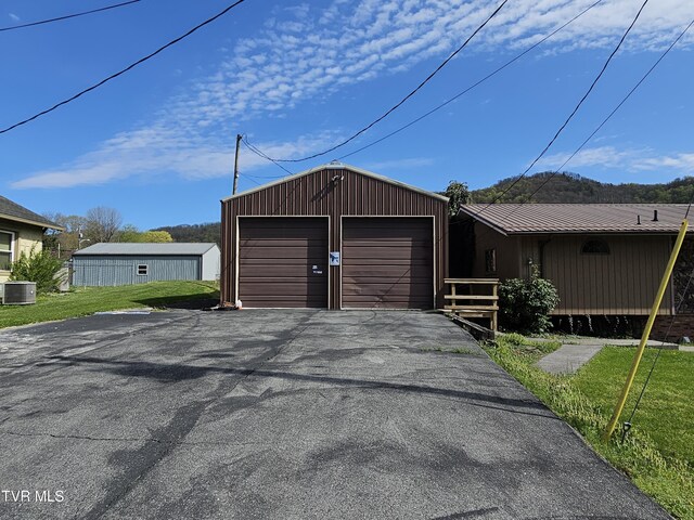 316 W Shawnee Ave, Big Stone Gap, VA 24219 - detached garage with central AC