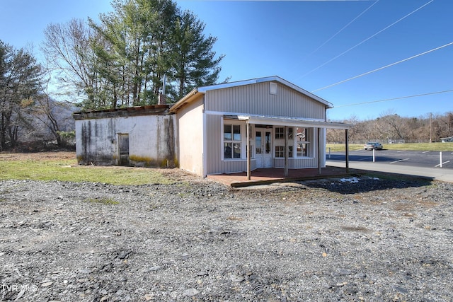 view of front of property featuring a porch