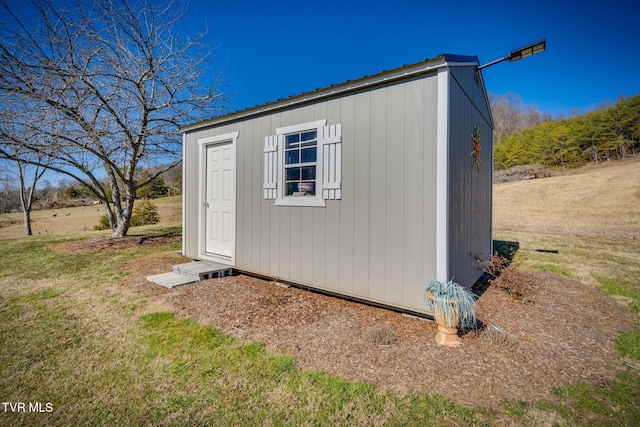 view of outdoor structure featuring an outbuilding