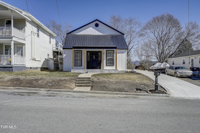 view of front of property featuring metal roof