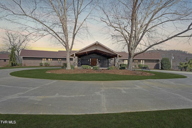 mid-century inspired home featuring a front yard