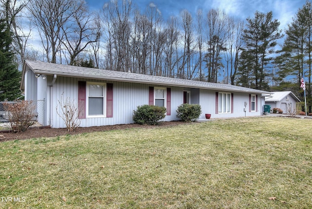 ranch-style home featuring a front lawn