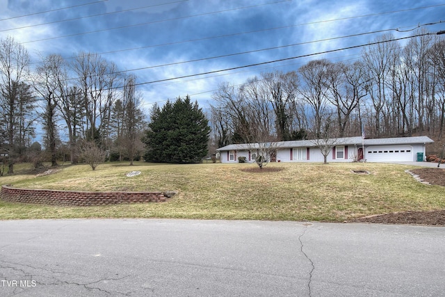 view of front of home featuring a front yard and an attached garage