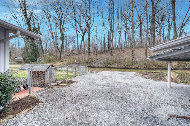 view of yard featuring an outdoor structure