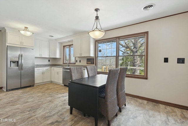 dining area featuring visible vents and baseboards