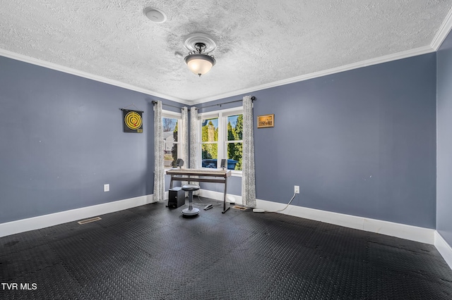 workout room featuring crown molding, visible vents, baseboards, and a textured ceiling