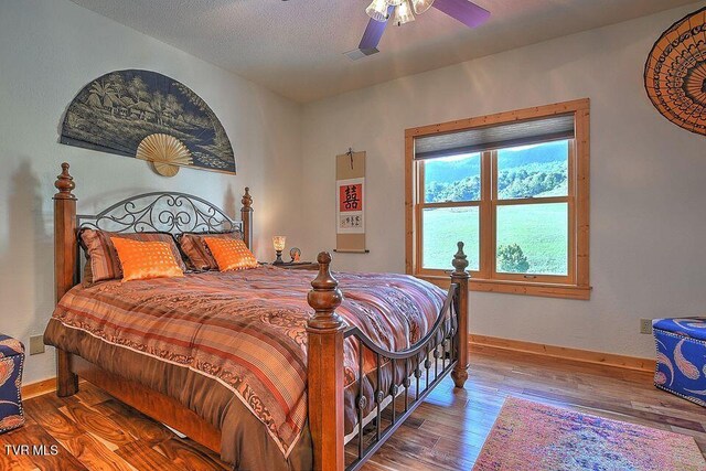 251 Fee Trl, Ewing, VA 24248 - bedroom with visible vents, a ceiling fan, a textured ceiling, wood finished floors, and baseboards
