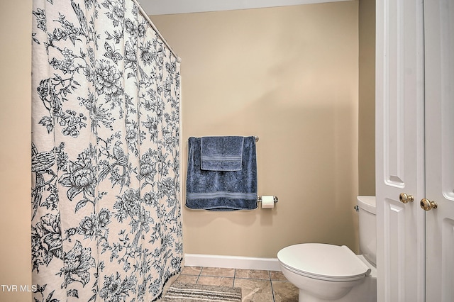 full bath featuring a shower with shower curtain, tile patterned flooring, baseboards, and toilet