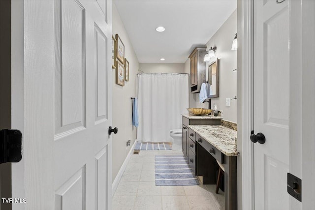 full bath with recessed lighting, a shower with shower curtain, toilet, vanity, and baseboards