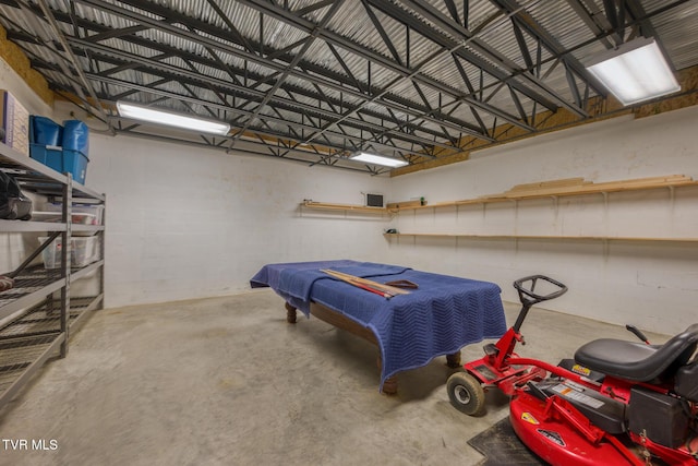 garage featuring concrete block wall