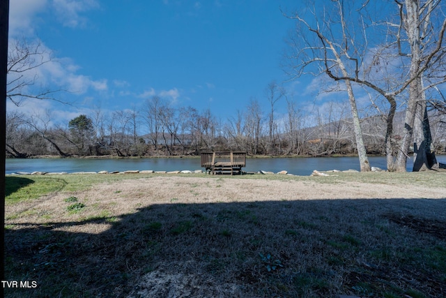 view of yard featuring a water view