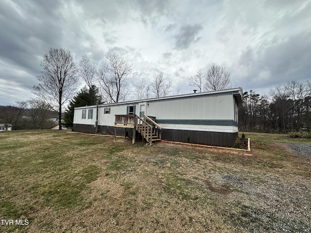 view of front of property with a front yard