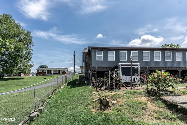 view of front facade with a front lawn and fence