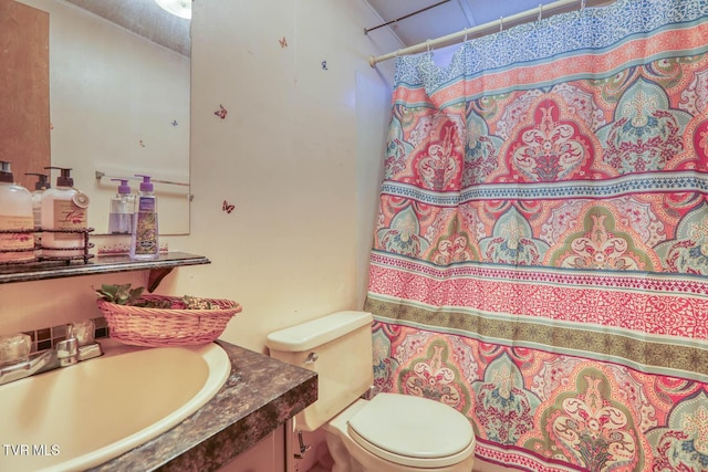 full bathroom featuring curtained shower, vanity, and toilet