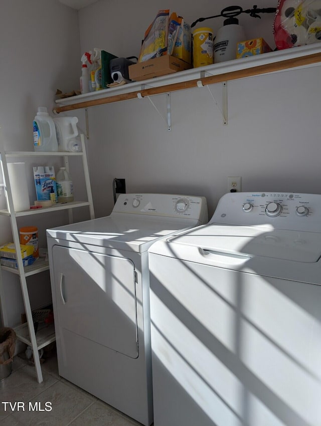 laundry area featuring laundry area, light tile patterned flooring, and independent washer and dryer