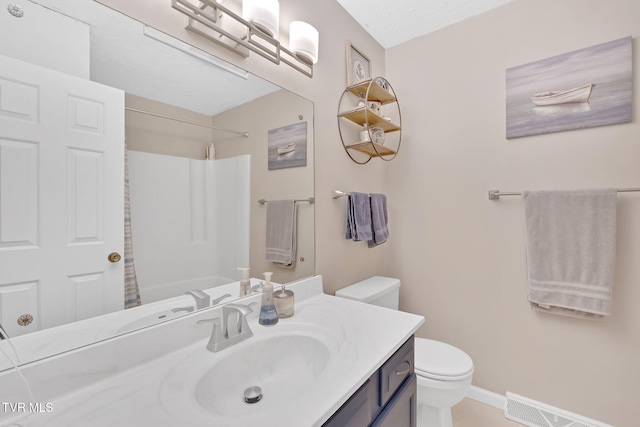 full bathroom featuring visible vents, baseboards, toilet, a shower with shower curtain, and vanity