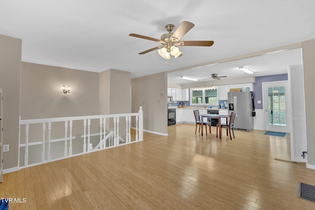 dining area featuring visible vents, plenty of natural light, baseboards, and light wood-style floors