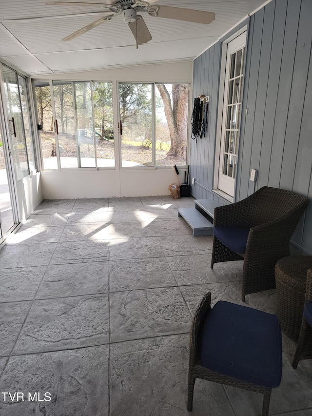 sunroom with ceiling fan