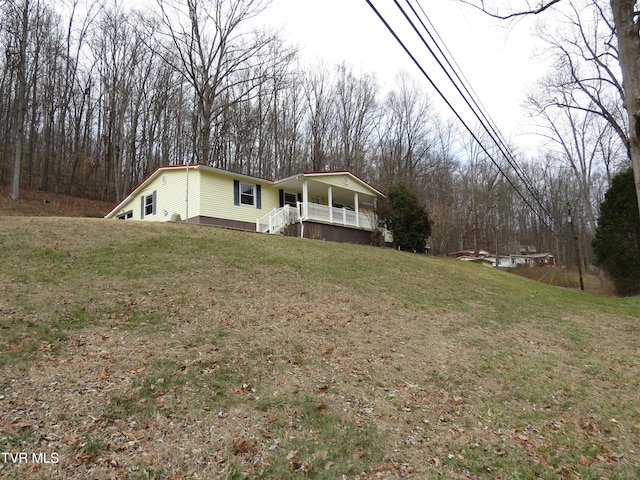 view of front of house featuring covered porch and a front yard